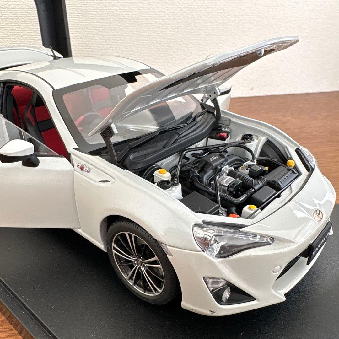 オートアート　トヨタ　TOYOTA 86 1/18 ミニカー　ホワイト