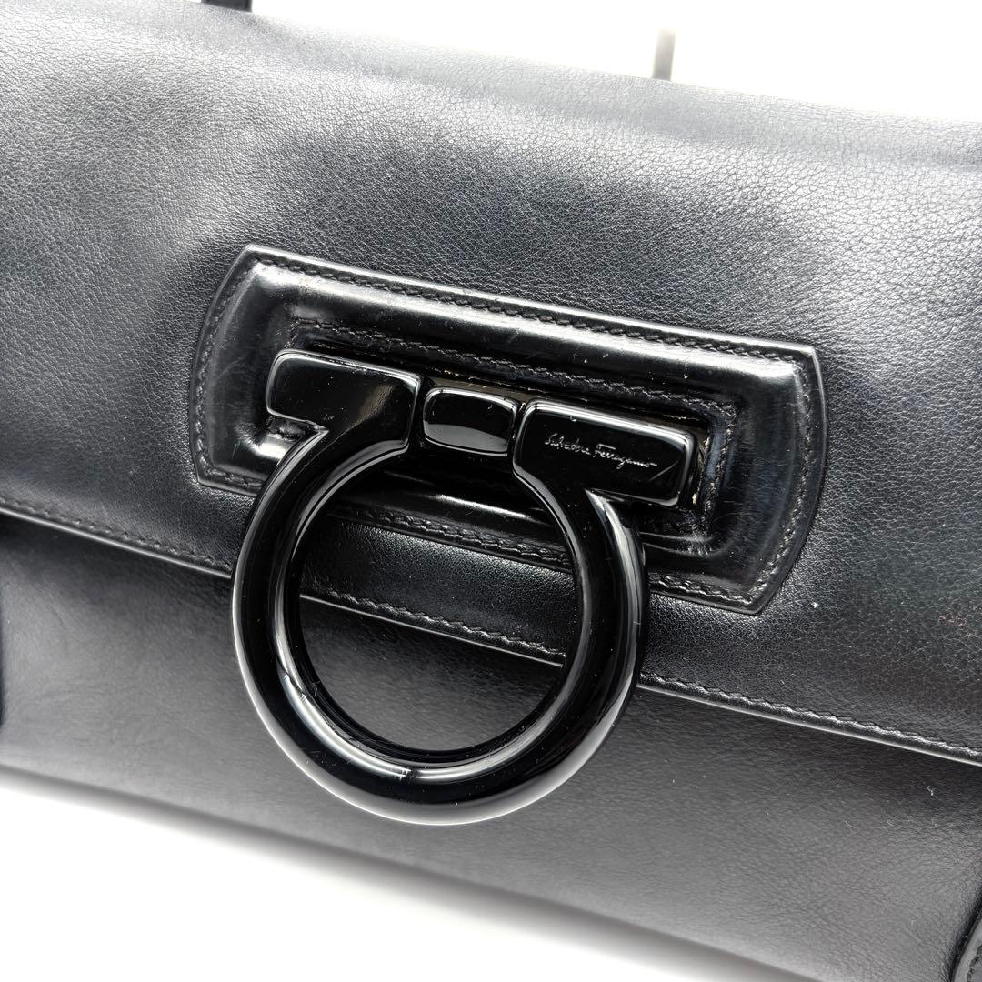 美品 サルヴァトーレフェラガモ ハンドバッグ ガンチーニ レザー 肩掛け可 黒