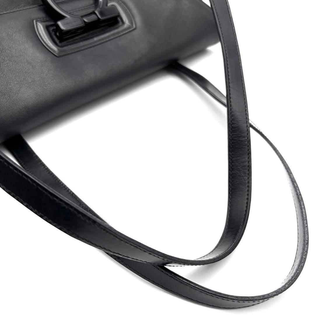 美品 サルヴァトーレフェラガモ ハンドバッグ ガンチーニ レザー 肩掛け可 黒