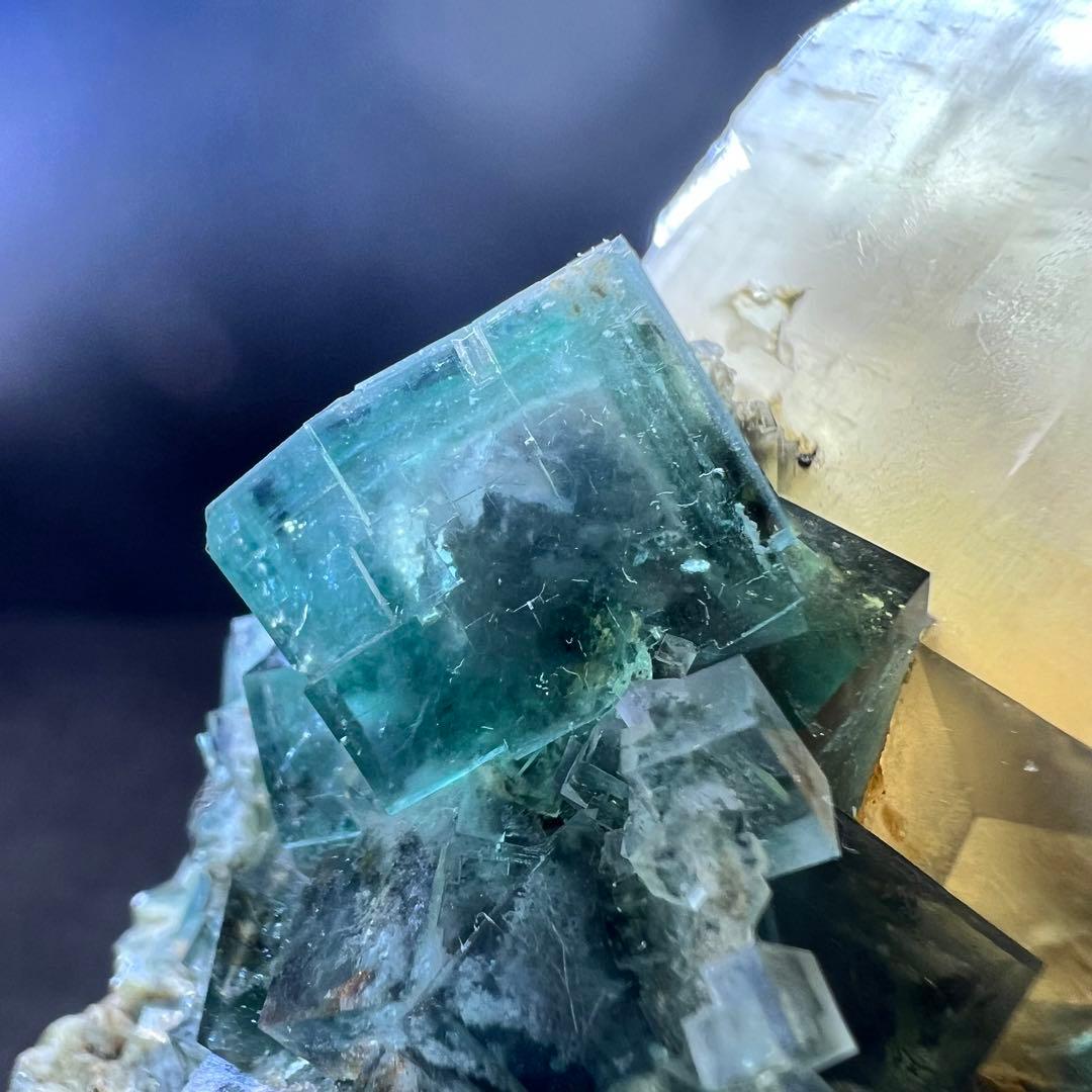 ヤオガンシャン産　カルサイト共生　ブルーグリーンフローライト　母岩あり