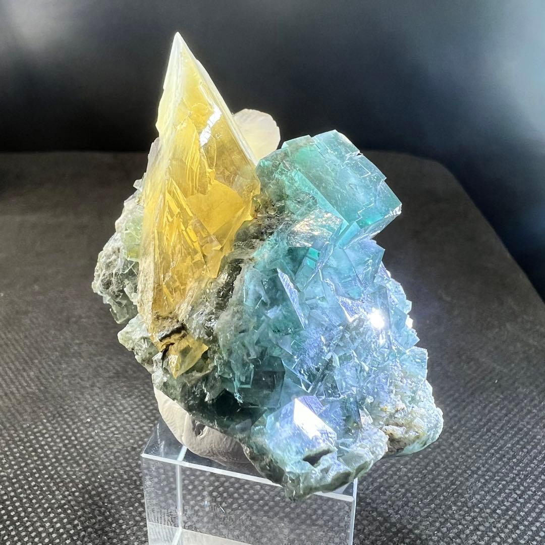 ヤオガンシャン産　カルサイト共生　ブルーグリーンフローライト　母岩あり