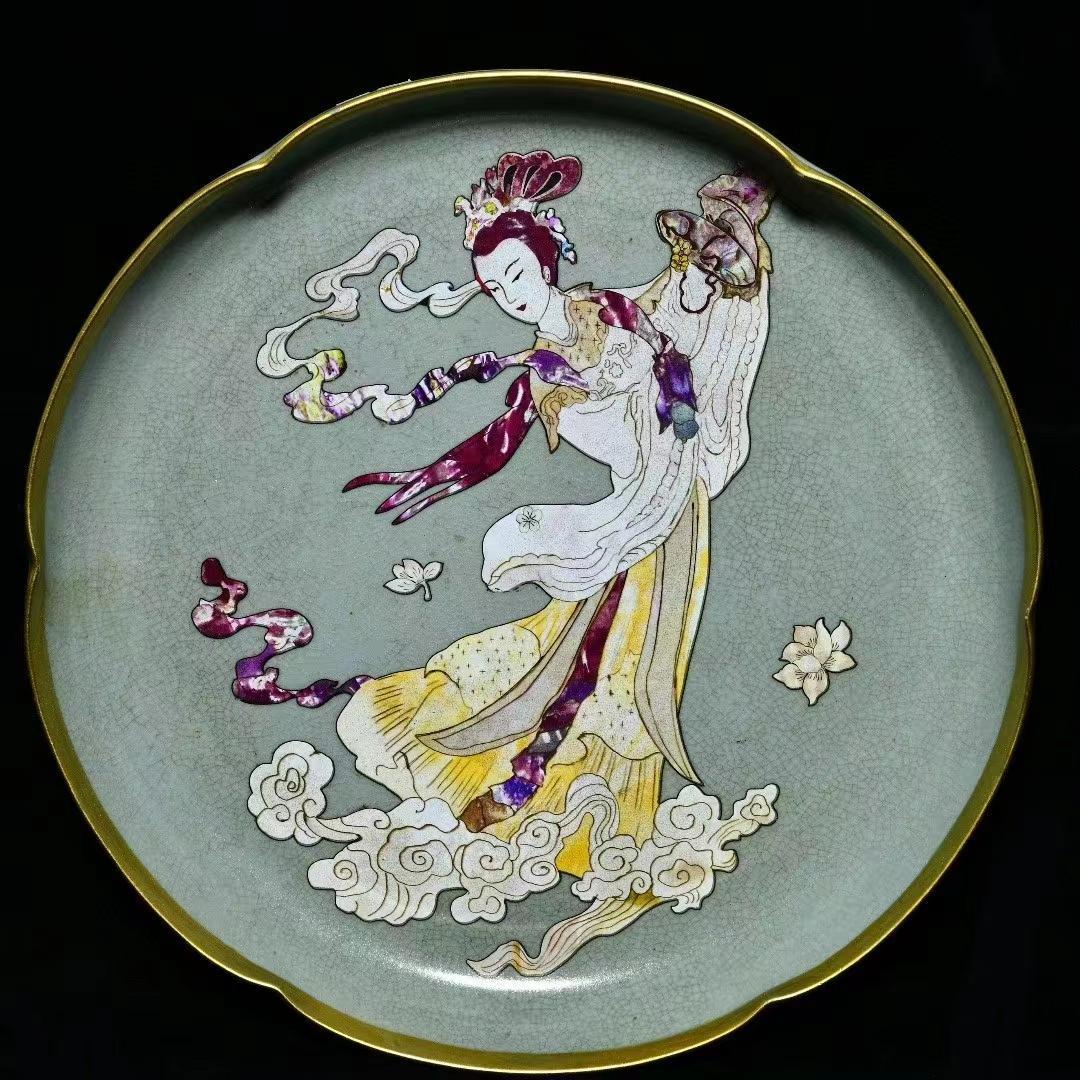 中国古美術・旧蔵の貝殻を鎏金で飾った陶磁器、侍女の文様が施された葵口洗・5x30