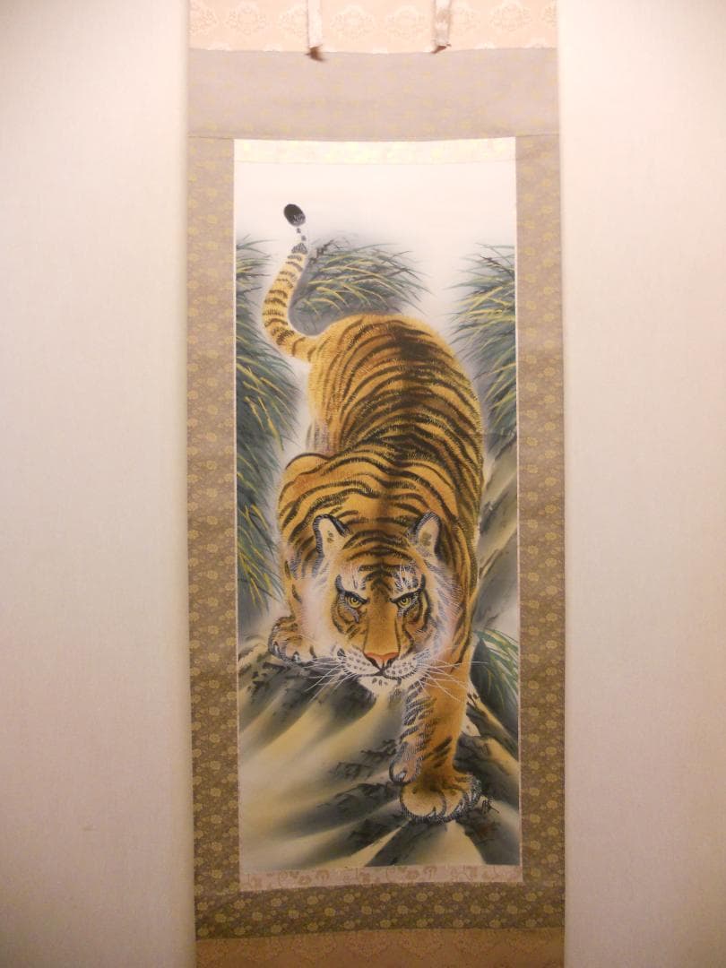 掛け軸 元勝 猛虎 猛虎之図 絹本 希少 軸装 茶道具 掛軸 美品 です。