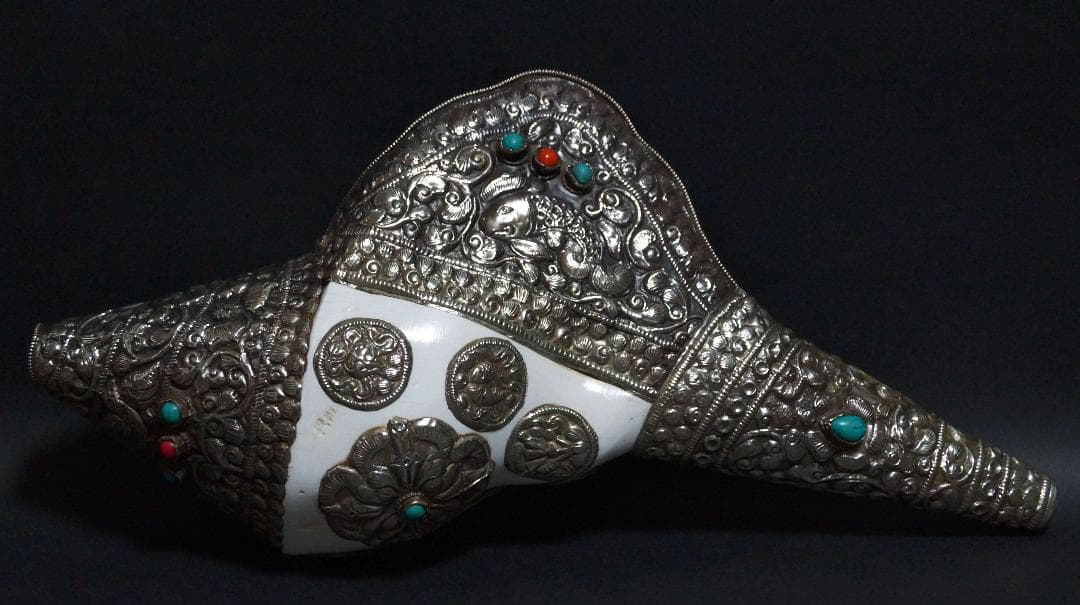 オールドチベット法具大型左巻法螺貝純銀巻きターコイズコーラル象嵌手造り打出し装飾