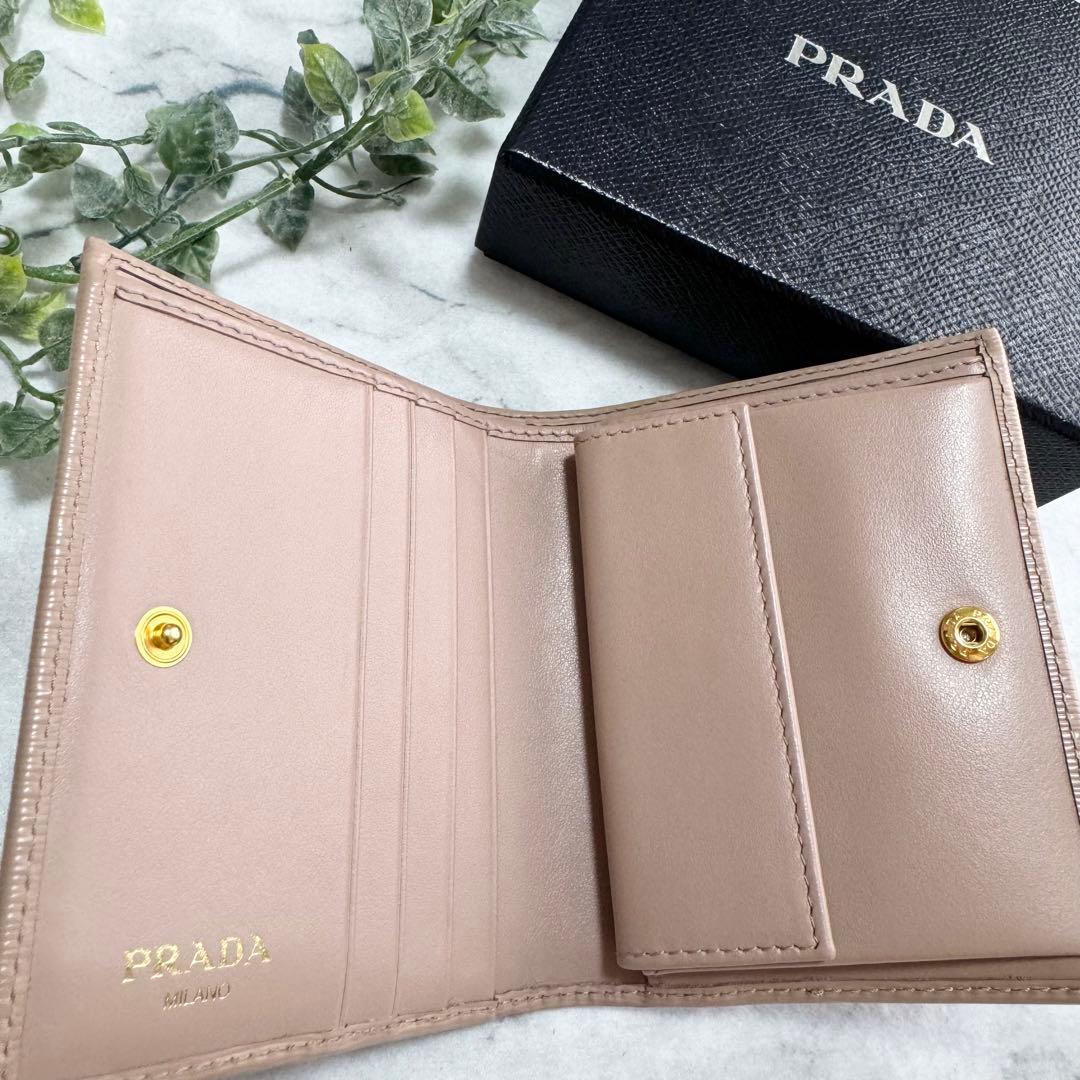 【美品】PRADA 二つ折り財布 ロゴ金具 サフィアーノレザー ベージュピンク