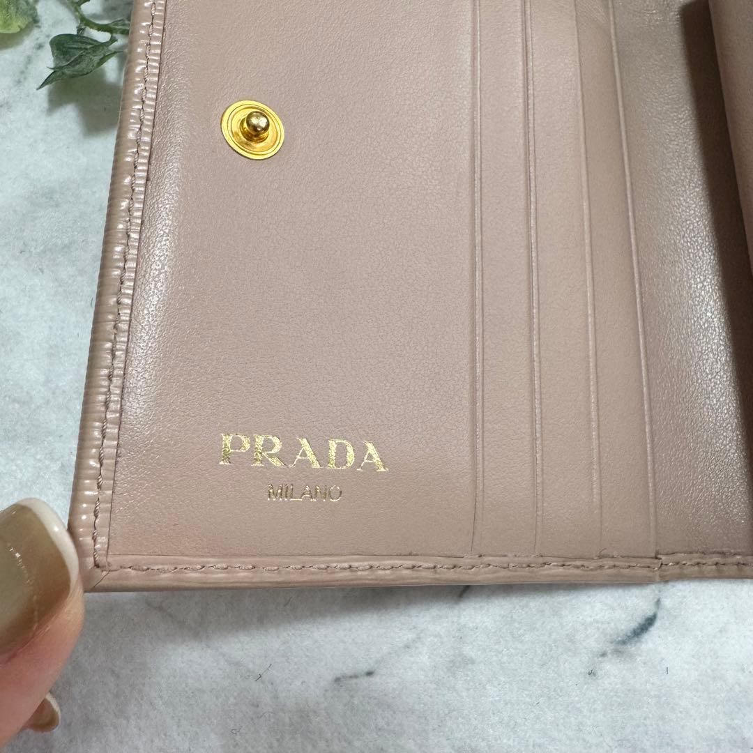 【美品】PRADA 二つ折り財布 ロゴ金具 サフィアーノレザー ベージュピンク