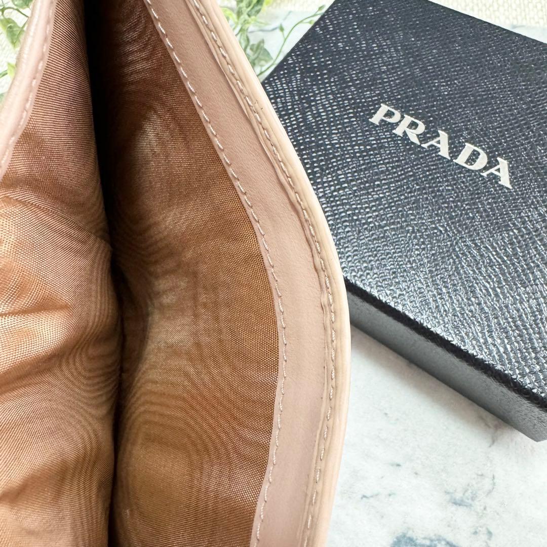 【美品】PRADA 二つ折り財布 ロゴ金具 サフィアーノレザー ベージュピンク