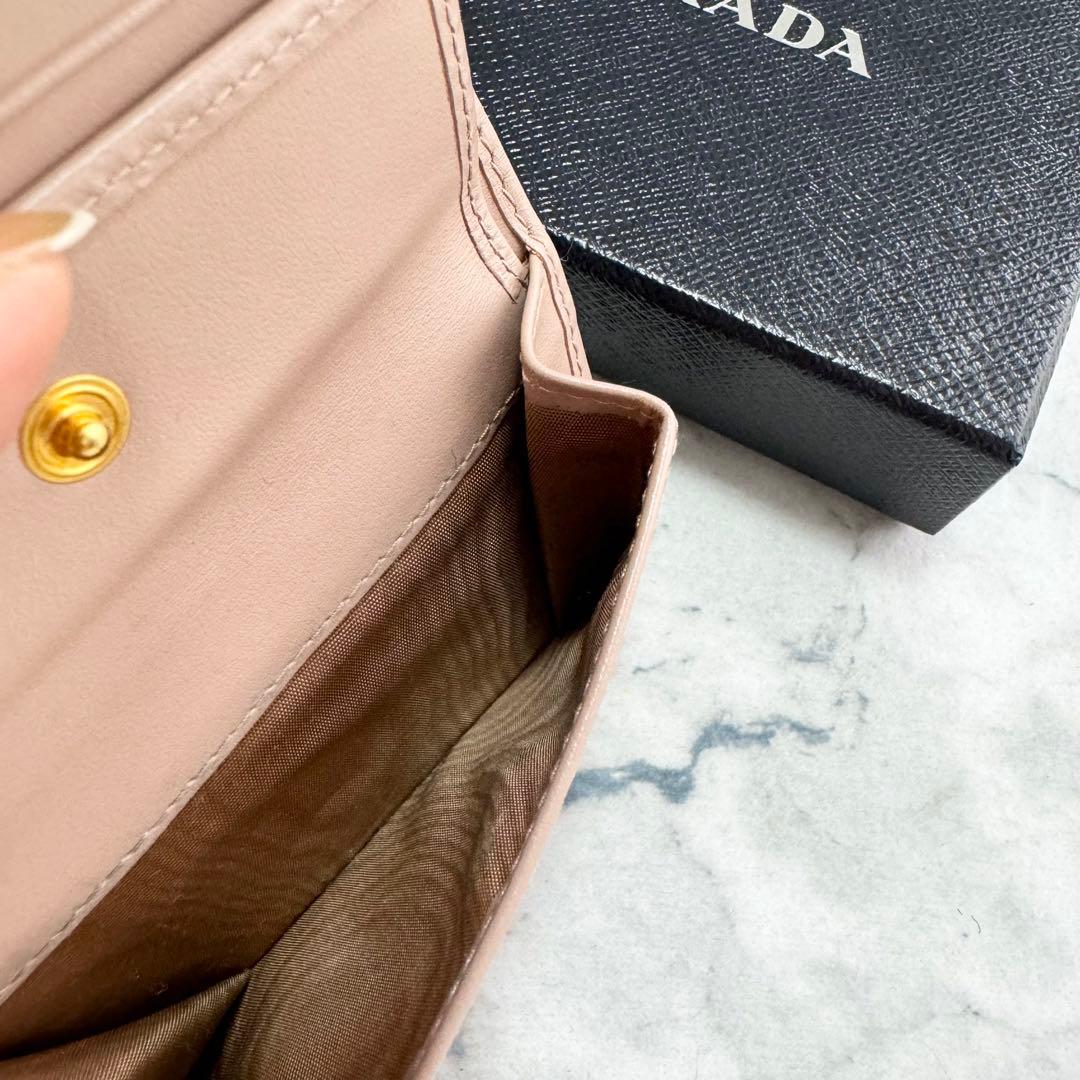 【美品】PRADA 二つ折り財布 ロゴ金具 サフィアーノレザー ベージュピンク