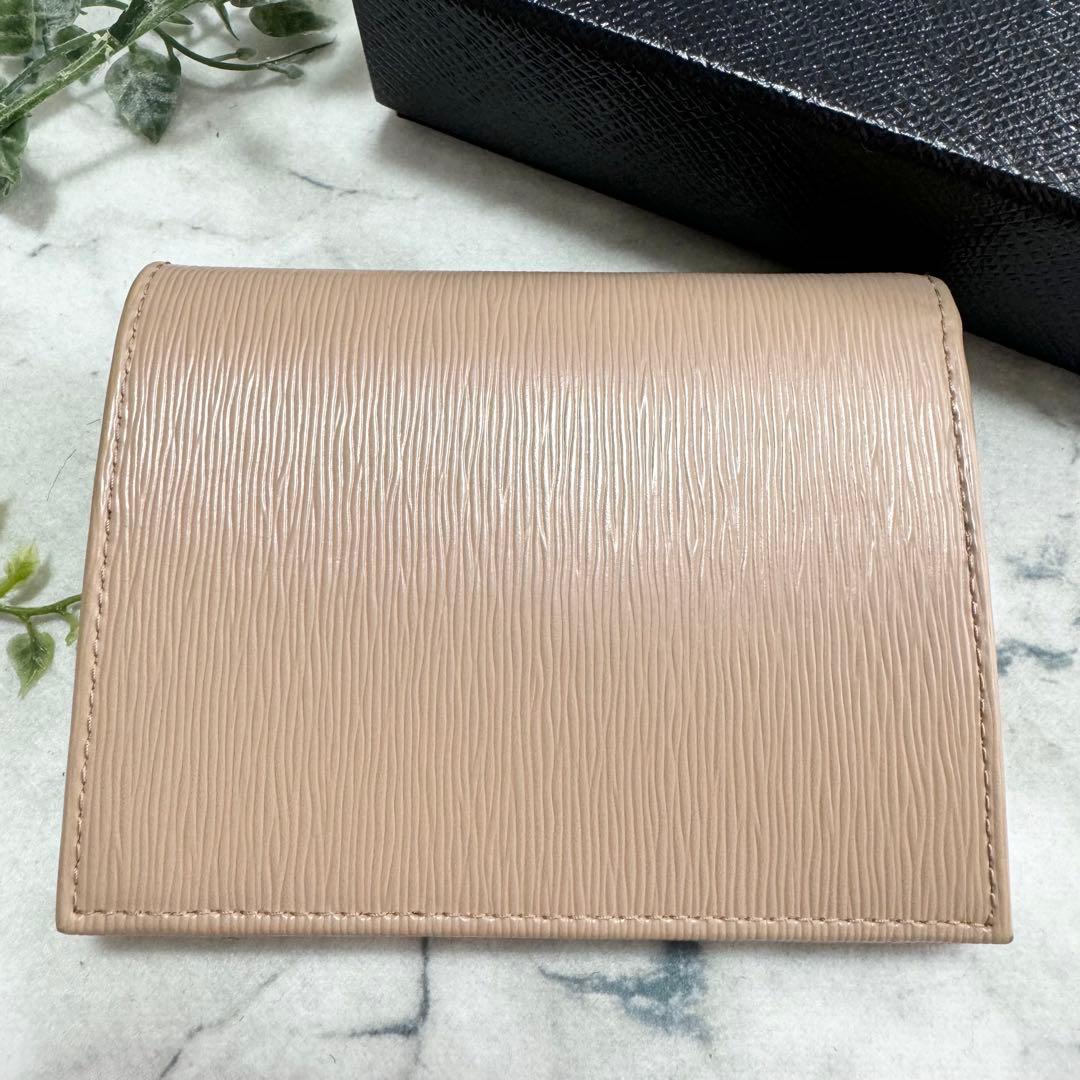 【美品】PRADA 二つ折り財布 ロゴ金具 サフィアーノレザー ベージュピンク