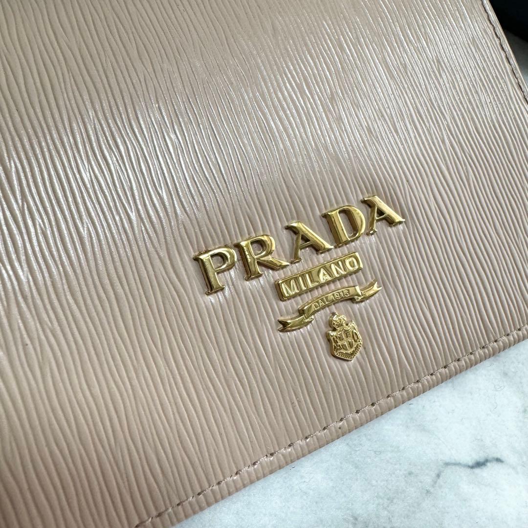 【美品】PRADA 二つ折り財布 ロゴ金具 サフィアーノレザー ベージュピンク