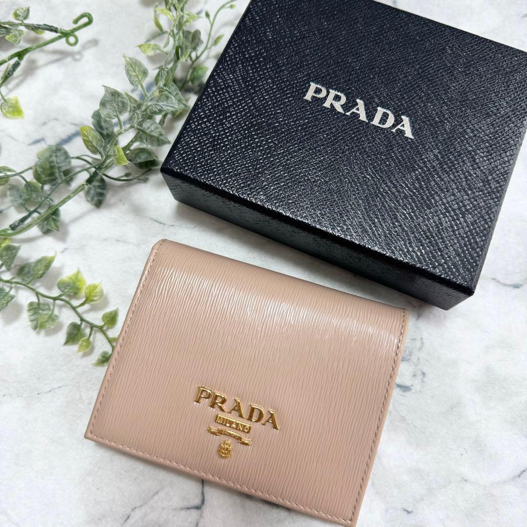 【美品】PRADA 二つ折り財布 ロゴ金具 サフィアーノレザー ベージュピンク
