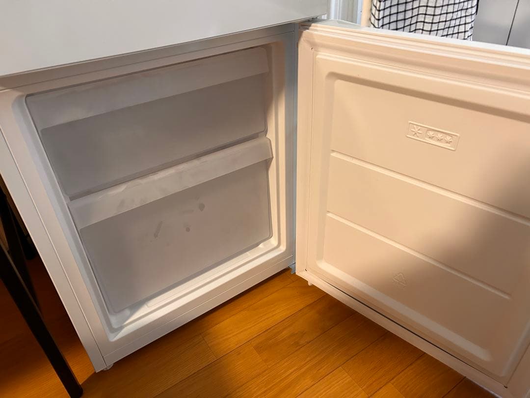 引取希望！ハイアール　2022年式！ホワイト冷蔵庫 LEDライト付き 上開き
