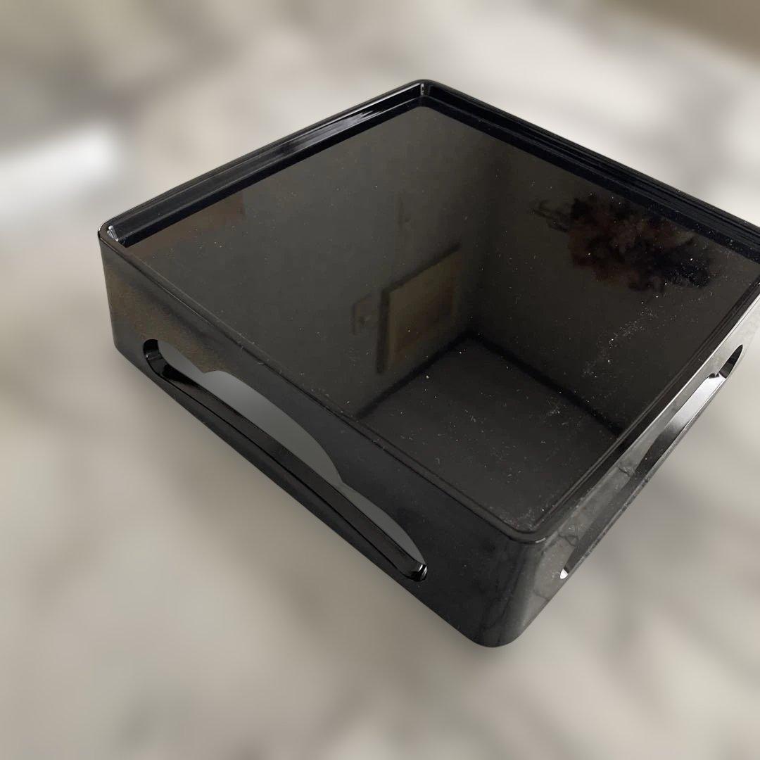 未使用　漆塗り重箱 黒 赤内側 金色紋様　丸に違い鷹の羽