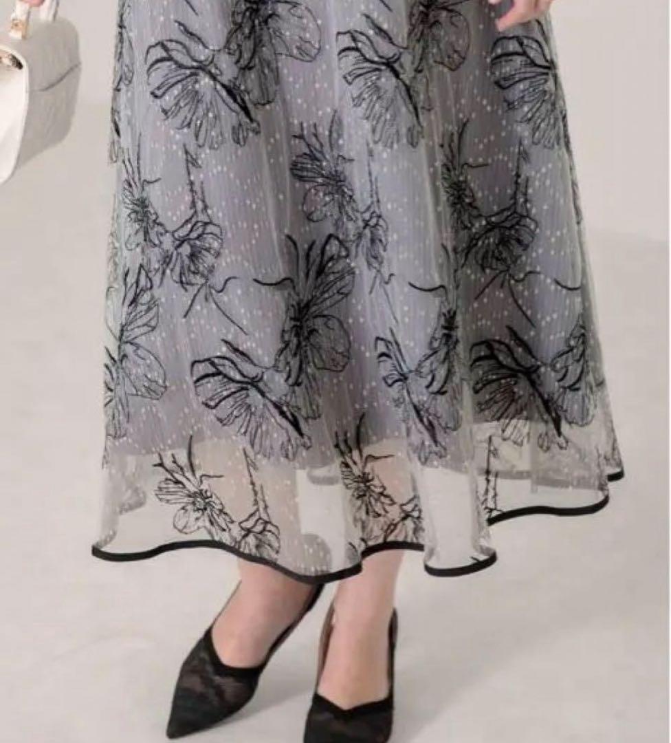 ⚠️のんちゃん⚠️LEJA パイピングプチハイネック花柄刺繍ラメワンピース