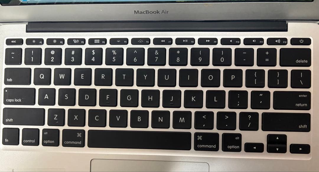 ジャンクのMacBook air 11インチA1465(2012年)。