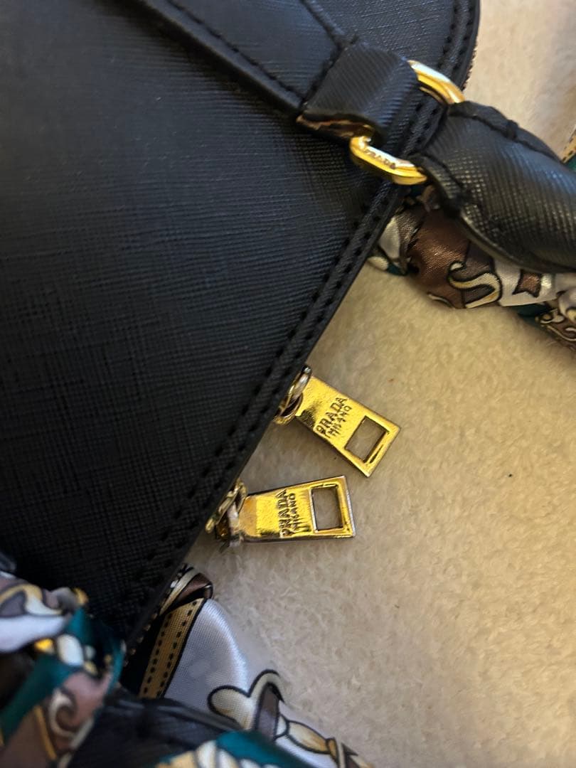 PRADA ブラック ハンドバッグ スカーフ付き