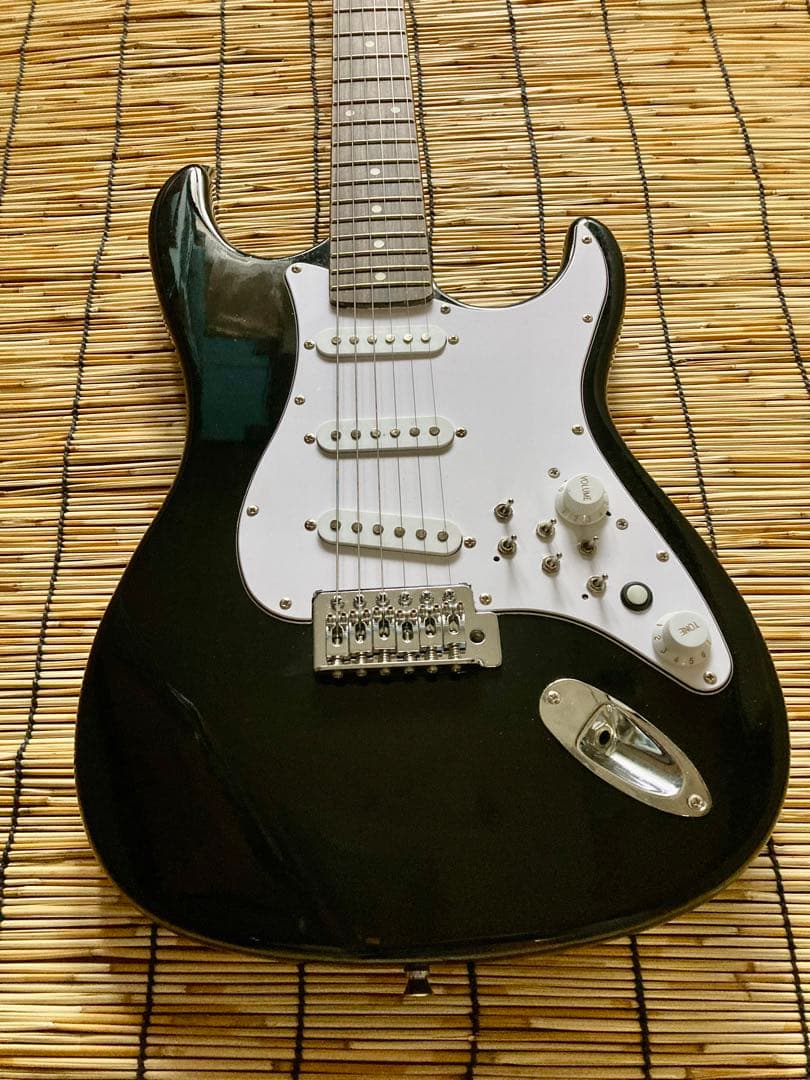 ☆再値下断行☆　ノーブランド　軽量、ネック太め、新機能満載のST