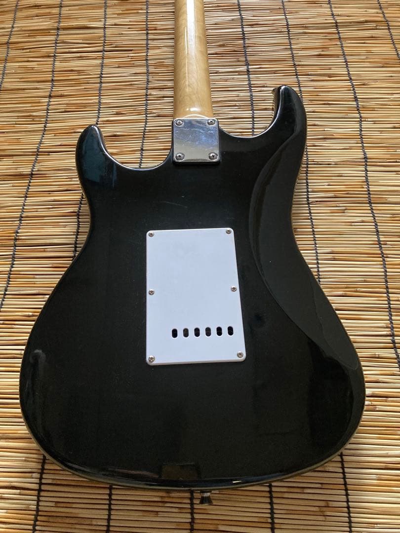 ☆再値下断行☆　ノーブランド　軽量、ネック太め、新機能満載のST