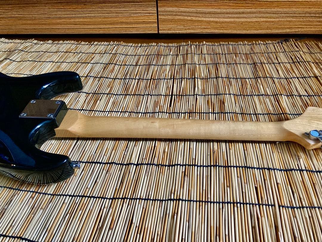 ☆再値下断行☆　ノーブランド　軽量、ネック太め、新機能満載のST