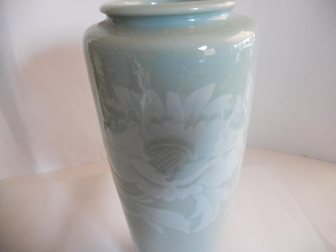 青磁 陽刻模様 青磁堀 造 牡丹画 花瓶 です。