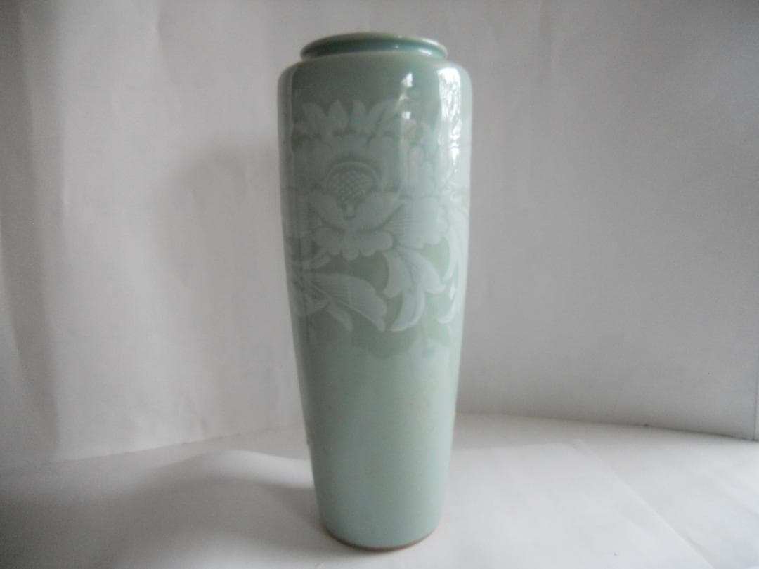 青磁 陽刻模様 青磁堀 造 牡丹画 花瓶 です。