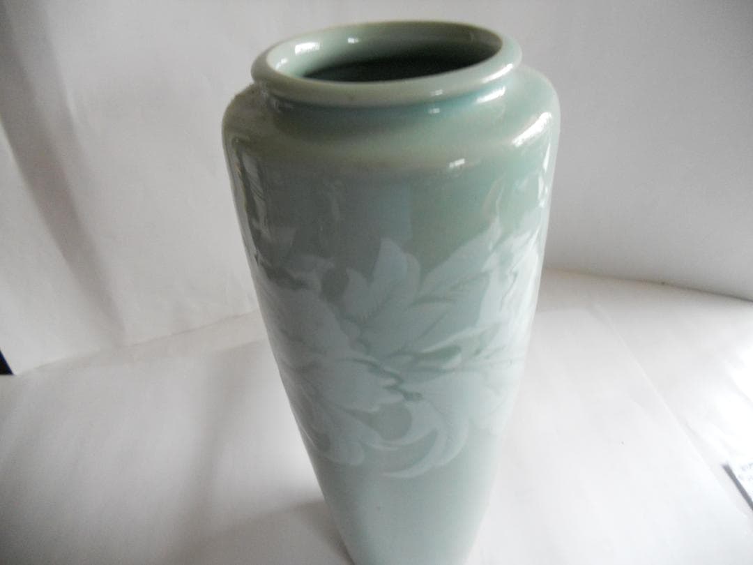 青磁 陽刻模様 青磁堀 造 牡丹画 花瓶 です。