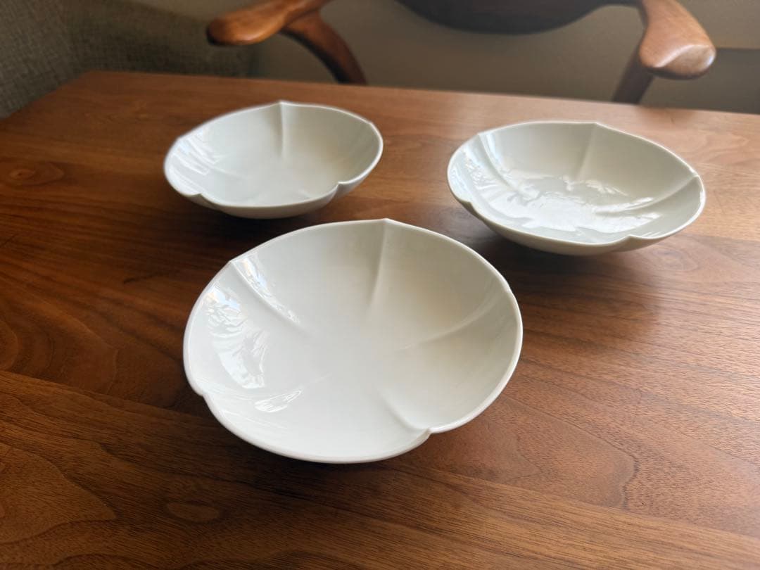 【井上萬二】有田焼　重要無形文化財　人間国宝　白磁花形銘々皿　青白磁　三客