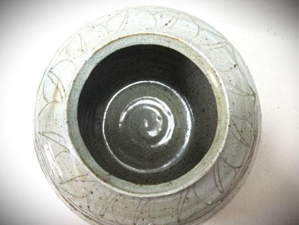 青釉 花模様 水指 陶器 信楽焼 青磁 唐草彫 水指 中郷窯 銘「郷」茶道具