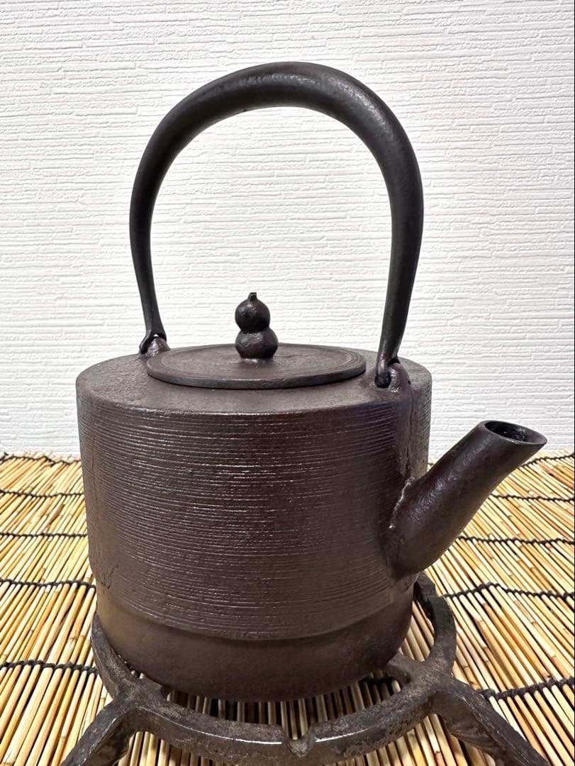 未使用品、供箱等付属品付　水沢鋳物工業協同組合販売　肩衝糸目　１２型　南部鉄瓶