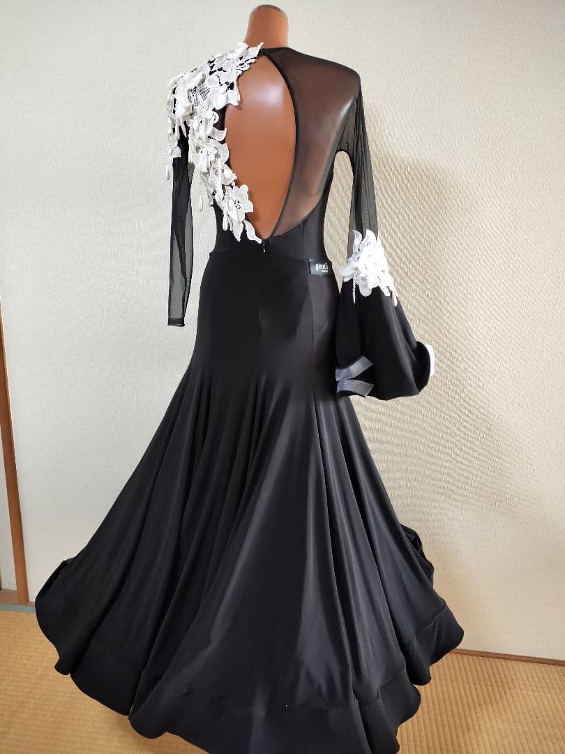 ジャンティ社交ダンス、スタンダードドレス、黒いドレスに白い小花が素敵！