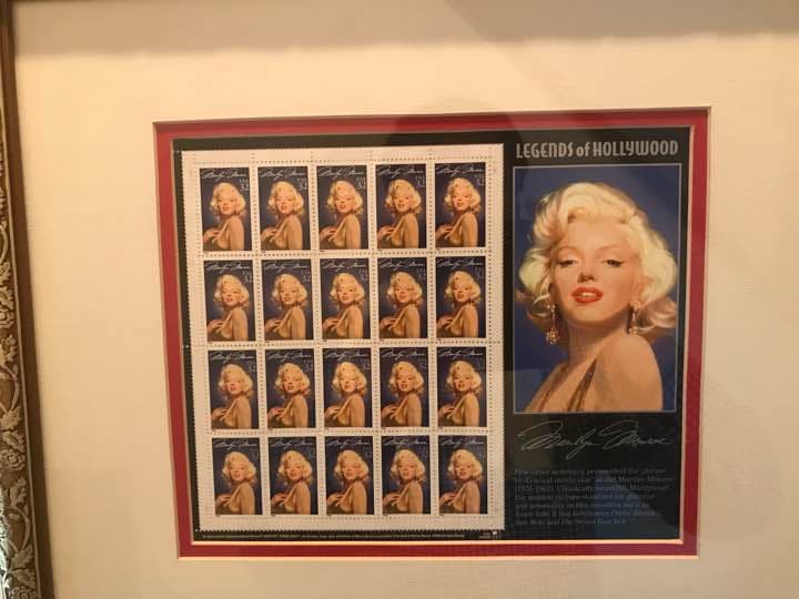 記念切手 額入り マリリンモンローとジェームズディーンの記念切手で米国で購入。