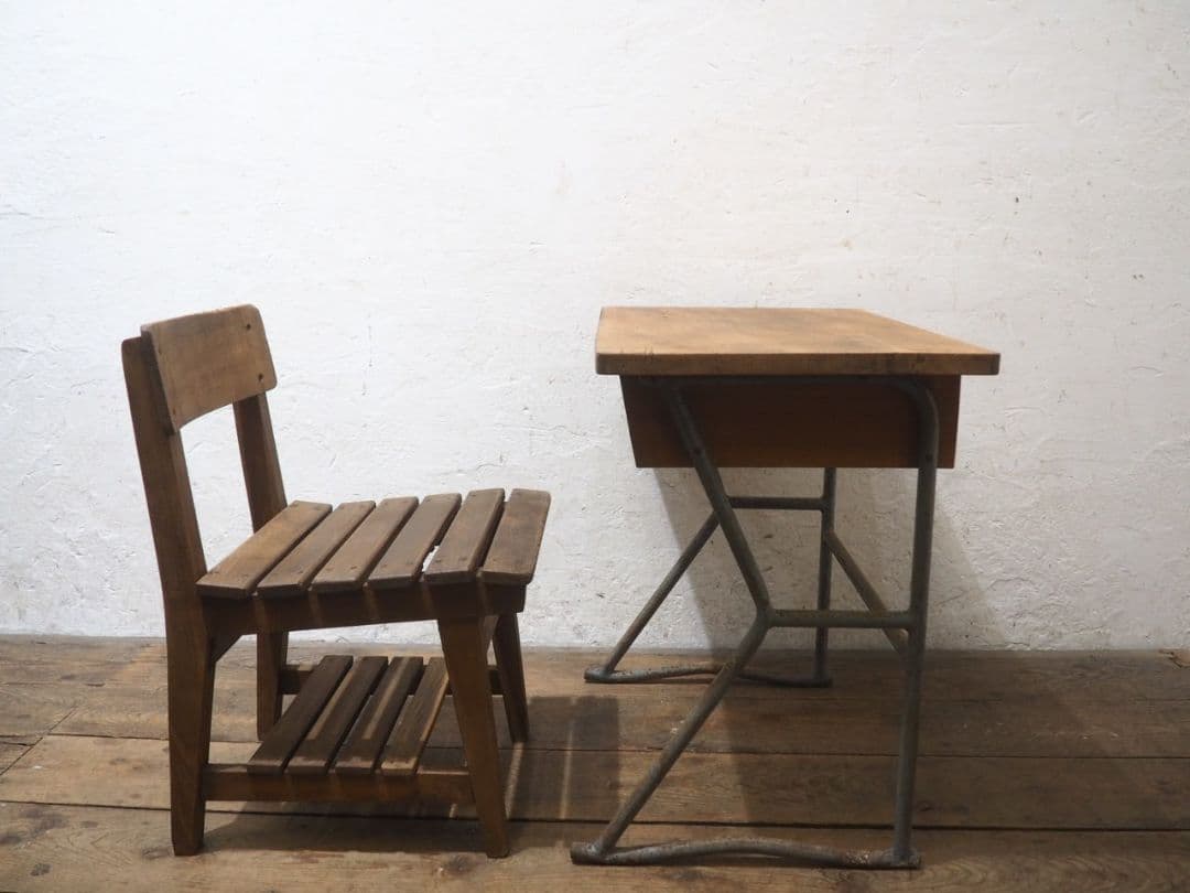 1323 ①ヴィンテージ　レトロな学校机と椅子　テーブル　イス　古家具　子供用