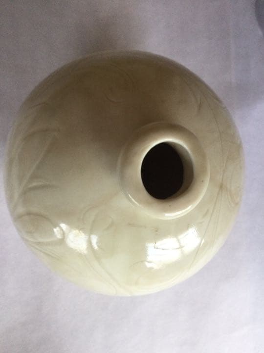 明　白磁　線彫　壺