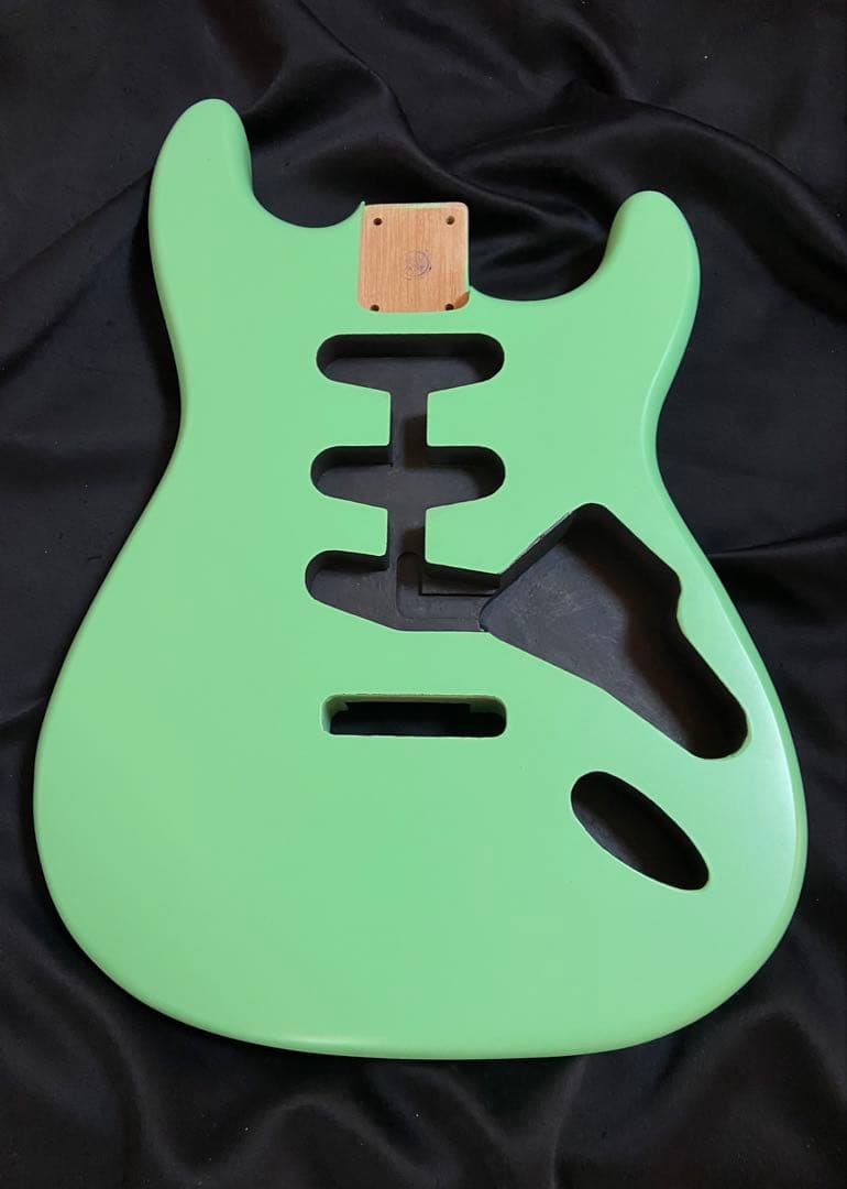 ストラトキャスターボディ（No2）SSSアルダーサテン塗装　サーフグリーンカラー