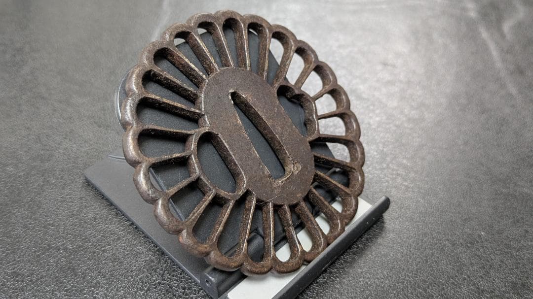 岩*ん様 無銘：菊花透かし 鉄鍔