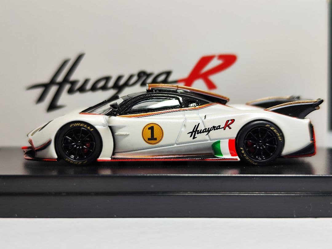 LCDモデル 1/64 PAGANI HUAYRA R