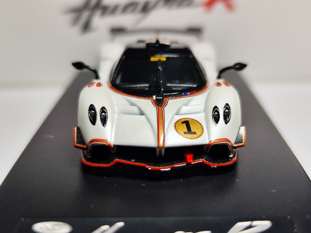 LCDモデル 1/64 PAGANI HUAYRA R