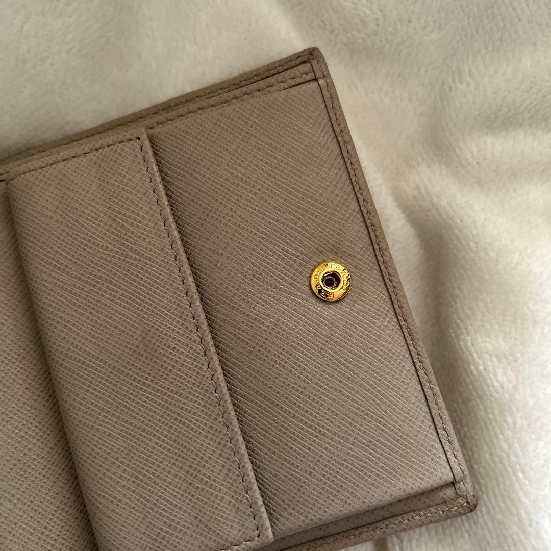 PRADA 二つ折り財布 ベージュ