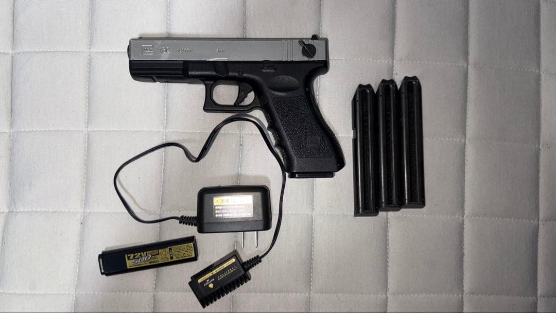 東京マルイ　グロック18cシルバー バッテリー　充電器　マガジン付