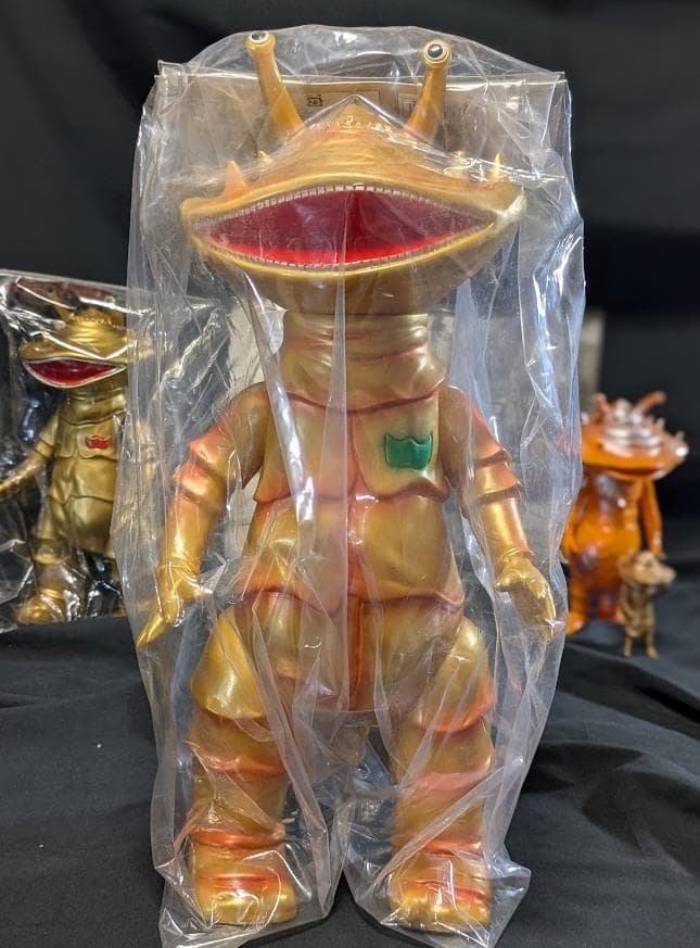 ジャイアントカネゴン＆ゴールド（ブルマァク復刻）未開封ソフビ他＋ビジュアル書籍