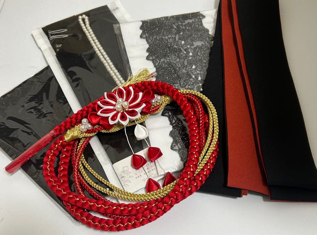 ぴよママ 黒の総絞りにレトロモダンな赤の小花　豪華成人式振袖18点