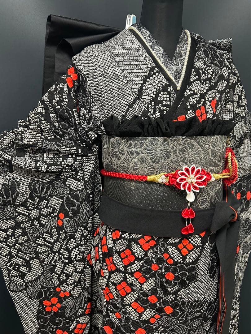 ぴよママ 黒の総絞りにレトロモダンな赤の小花　豪華成人式振袖18点