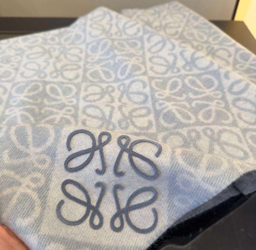 Loewe アナグラム 総柄 マフラー ライトブルー ロゴ刺繍（ブルー）