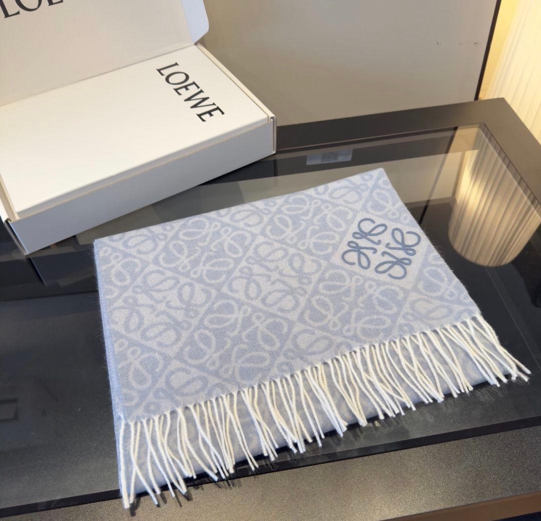 Loewe アナグラム 総柄 マフラー ライトブルー ロゴ刺繍（ブルー）