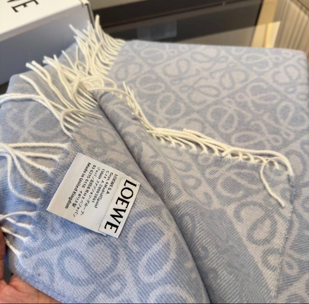 Loewe アナグラム 総柄 マフラー ライトブルー ロゴ刺繍（ブルー）