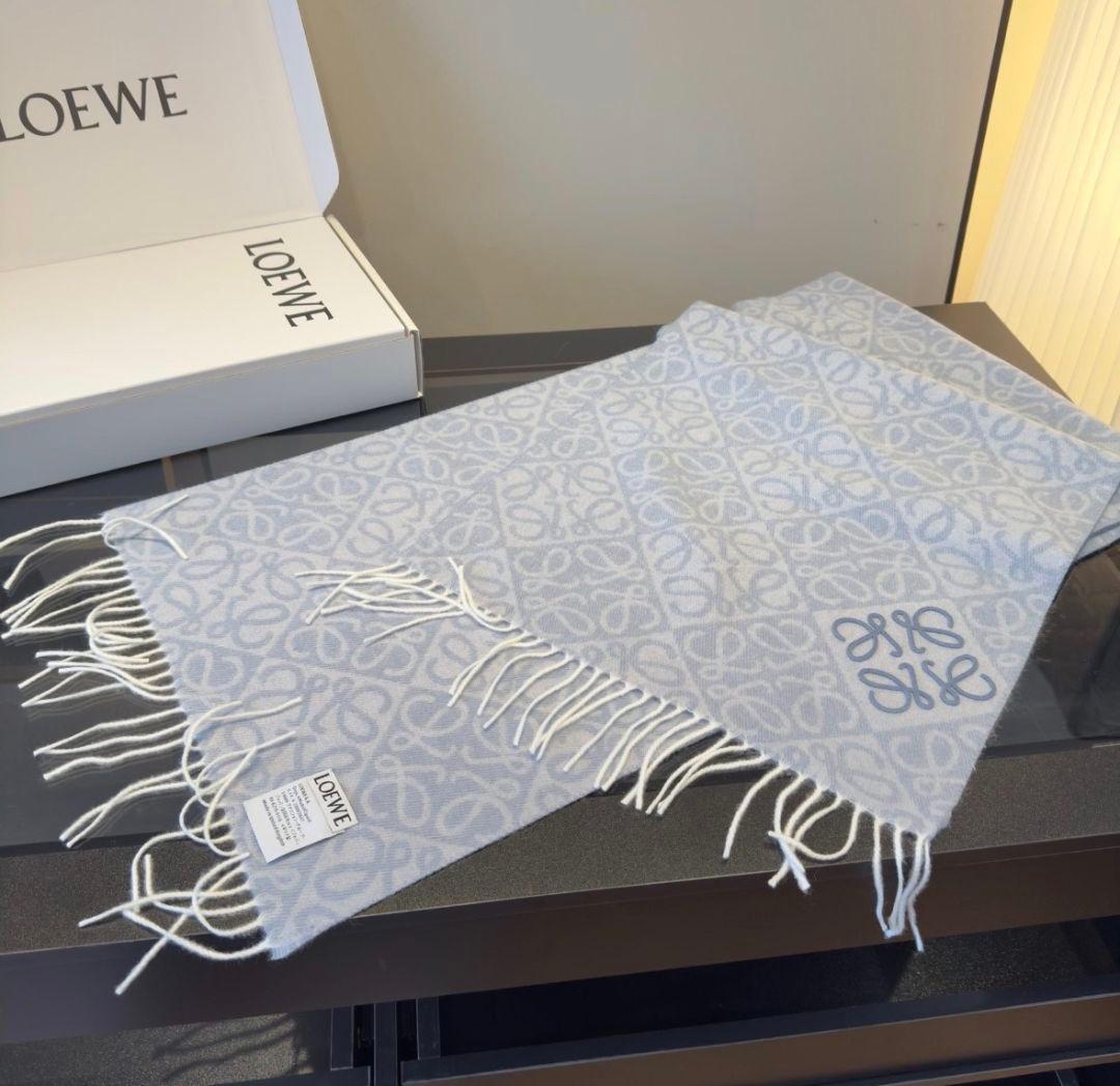 Loewe アナグラム 総柄 マフラー ライトブルー ロゴ刺繍（ブルー）