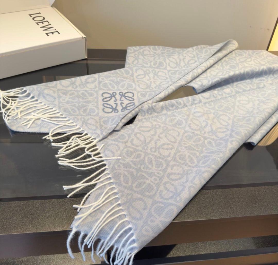 Loewe アナグラム 総柄 マフラー ライトブルー ロゴ刺繍（ブルー）