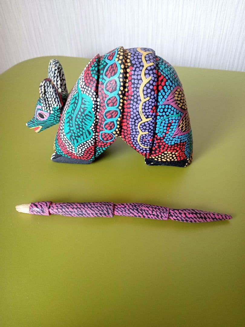 アレブリヘ　アルマジロ　木製置物