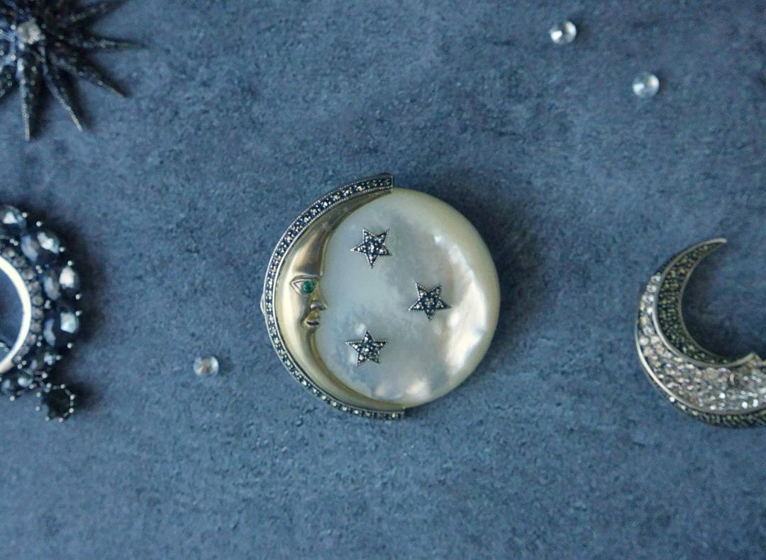アメリカンヴィンテージ マザーオブパール エメラルドの瞳を持つ月 ブローチ 希少