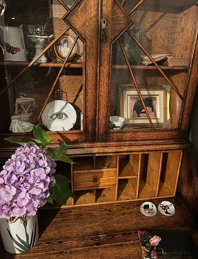 イギリスから届いたアンティークの本棚付きデスク、ビューロー